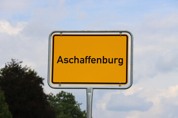 Ortsschild Aschaffenburg: Orangenes Schild am Ortseingang der Stadt Aschaffenburg 2022