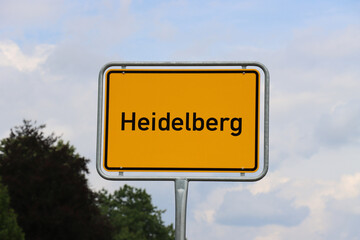 Ortsschild Heidelberg: Orangenes Schild am Ortseingang der Stadt Heidelberg 2022