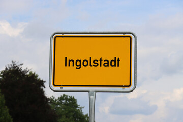 Ortsschild Ingolstadt: Orangenes Schild am Ortseingang der Stadt Ingolstadt 2022
