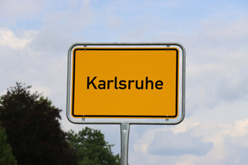 Ortsschild Karlsruhe: Orangenes Schild am Ortseingang der Stadt Karlsruhe 2022