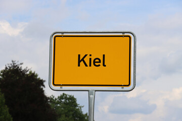 Ortsschild Kiel: Orangenes Schild am Ortseingang der Stadt Kiel 2022