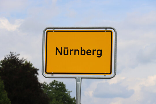 Ortsschild Nürnberg: Orangenes Schild am Ortseingang der Stadt Nürnberg 2022
