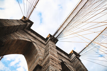 Vue vers le haut du Brooklyn Bridge, New York City, USA