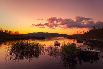Krajobraz wodny. Widok na jezioro i zachód słońca. Piękny zachód słońca nad jeziorem ze...