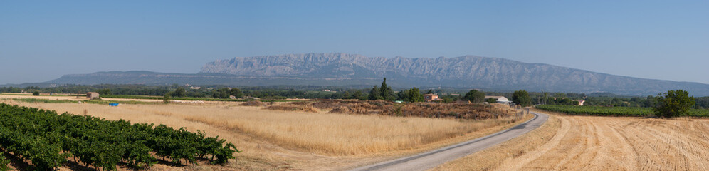 Panorama sur la montagne Sainte-Victoire depuis TRETS (Bouche-du-Rhône)