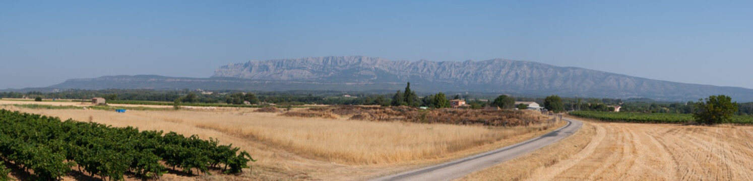 Panorama sur la montagne Sainte-Victoire depuis TRETS (Bouche-du-Rh&ocirc;ne)