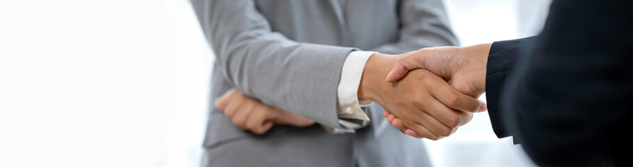 Obraz premium Business people shaking hands after joining a good business dealing in the office. Collaborative teamwork.