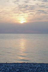Fototapeta premium Coucher de soleil sur une plage de galets