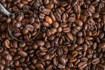 コーヒー豆とメジャースプーン