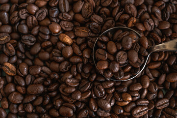 コーヒー豆とメジャースプーン