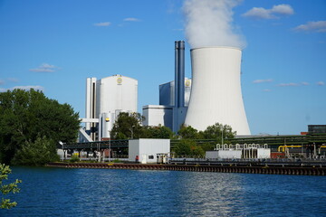 Obraz premium Coal fired power plant with stone coal dump. An old technology that is partly responsible for global warming. Hanover, Germany