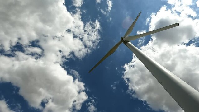 Das nachhaltige Windrad produziert grüne,  Klima neutralen Strom für eine saubere und unabhängige Zukunft      