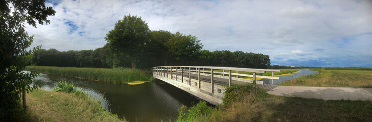 River and landscape. Wooden bridge. Oude Vaart Havelte. Panorama. Netherlands. Drente. Lakeweidenweg. Loosweg. - obrazy, fototapety, plakaty