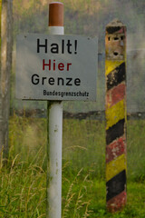 Schild an der ehemaligen innerdeutschen Grenze: Halt! Hier Grenze,  Bundesgrenzschutz 