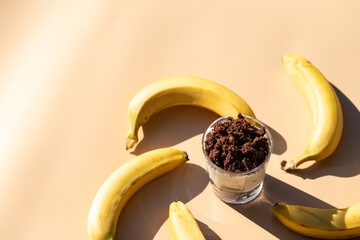 Maulwurfskuchen im Glas mit Stracciatella und Banane auf einem orangen Untergrund