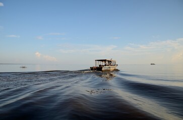 Fototapeta premium Sailing on Tonle sap lake