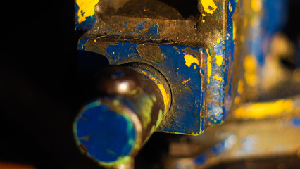 Macro d'un gros étau en métal, partiellement rouillé
