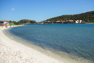 Obraz premium Cabo Frio, Brazil: bayfront mansion houses in calm beach at sunny day