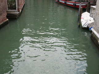 Fototapeta na wymiar Wasseroberfläche in Venedig