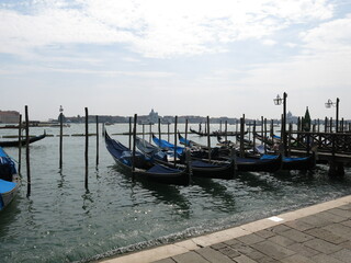 Fototapeta na wymiar Gondeln vor Anker in Venedig