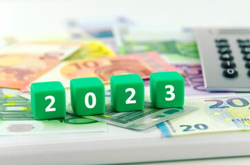 2023, Geld, Taschenrechner, Eurobanknoten - 522863556