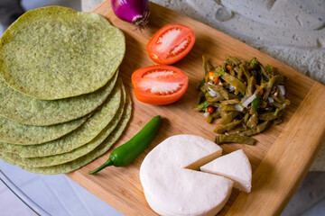 Tortillas de nopal con queso fresco, jitomate rebanado, nopales y cebolla. 