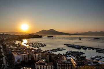 Napoli all'alba e le sue bellezze