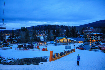 Harrachov, Tschechien, am Abend, Kind läuft