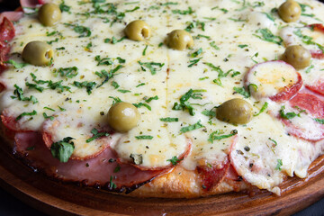 pizza con rodajas de salame y queso