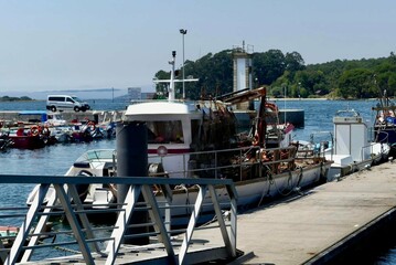Barco atracado en el puerto de Vilagarcía de Arousa, Galicia