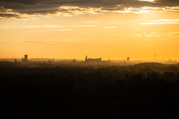 Panorama Krakowa przy wschodzie słońca
