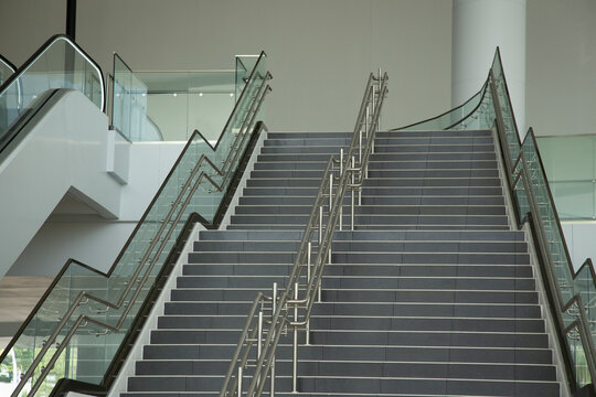 Escaleras con barandales de acero. Arquitectura. Escaleras