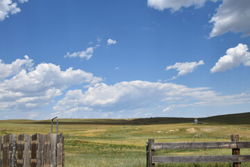 Wide open blue sky in the countryside of eastern Montana - obrazy, fototapety, plakaty