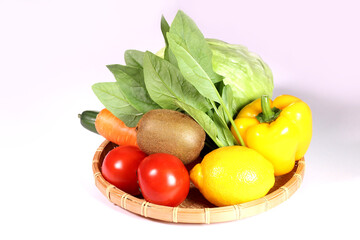 ザルに盛った野菜とフルーツ