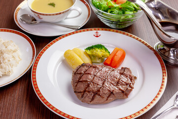 牛の赤身ステーキ定食