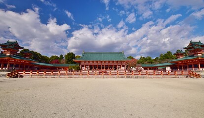青空に映える京都 平安神宮