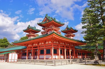Obraz premium 青空に映える京都 平安神宮