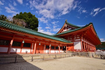 Obraz premium 青空に映える京都 平安神宮