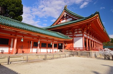 青空に映える京都 平安神宮