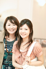 笑顔の母娘のポートレート