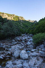 Vue sur les montages autour des Gorges de l'Héric peu après le lever du soleil