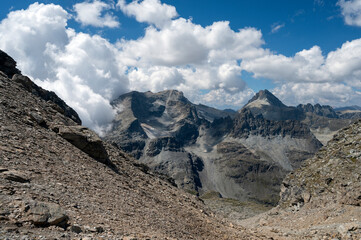 Col de l'Agnel dans le massif de la Vanoise dans les Alpes en été en France