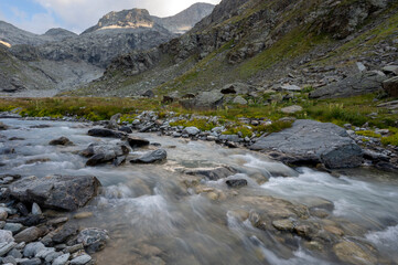 Torrent de montagne dans le vallon d'Ambin dans le massif de la Vanoise dans les Alpes en France en...