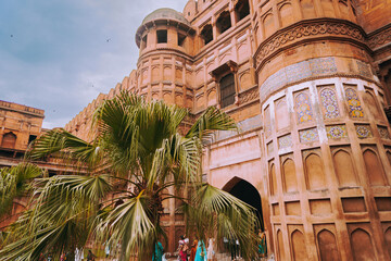 Fototapeta Zabytkowy budynek w Indiach, Agra fort, czerwone marmurowe mury, perskie zdobienia. obraz