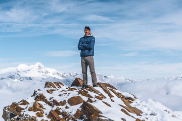 Obraz premium man on a snow covered peak in a mountain landscape