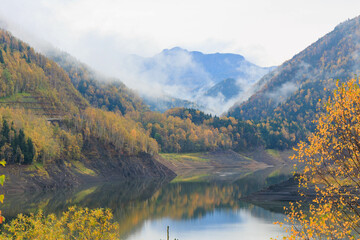 朝露の紅葉した層雲峡と大雪ダム「秋の北海道」