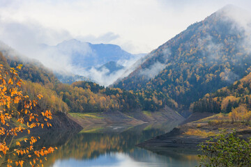 朝露の紅葉した層雲峡と大雪ダム「秋の北海道」