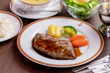 ロースステーキ定食