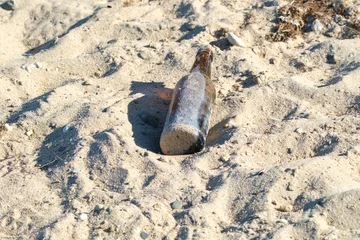 Fototapeten Bottle in the sand    Fles in het zand © Holland-PhotostockNL