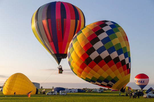 Envol de montgolfières lors du Mondial Air Ballons de Chambley, le plus grand rassemblement international de montgolfières d’Europe, en Lorraine	